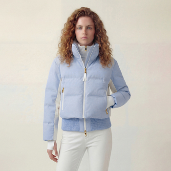 Geacă de damă 3‑în‑1 cu glugă, scurtă, set ski din două piese, iarnă 2025. Umplutură: puf de gâscă alb; Conținut puf: 90–95%; Umplire puf: 201–300 g; Material principal: poliester; Țesătură: modal; Glugă; Lungime: 50–65 cm; Fermoar