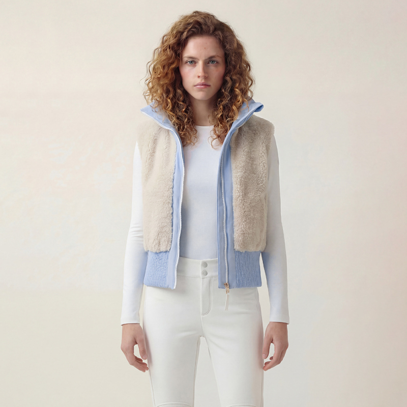 Geacă de damă 3‑în‑1 cu glugă, scurtă, set ski din două piese, iarnă 2025. Umplutură: puf de gâscă alb; Conținut puf: 90–95%; Umplire puf: 201–300 g; Material principal: poliester; Țesătură: modal; Glugă; Lungime: 50–65 cm; Fermoar