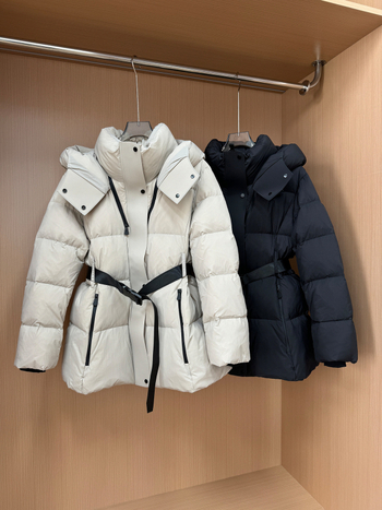 Geacă de puf cu talie strânsă și glugă, lungime medie, material nylon, umplutură din puf de gâscă alb, 86–90% conținut, 101–200 g umplere.