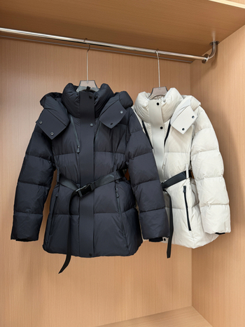 Geacă de puf cu talie strânsă și glugă, lungime medie, material nylon, umplutură din puf de gâscă alb, 86–90% conținut, 101–200 g umplere.