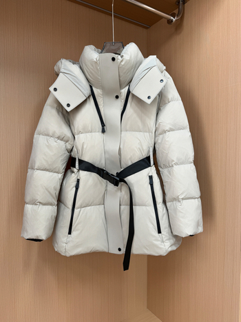 Geacă de puf cu talie strânsă și glugă, lungime medie, material nylon, umplutură din puf de gâscă alb, 86–90% conținut, 101–200 g umplere.