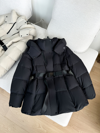 Geacă de puf cu talie strânsă și glugă, lungime medie, material nylon, umplutură din puf de gâscă alb, 86–90% conținut, 101–200 g umplere.