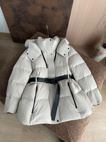 Geacă de puf cu talie strânsă și glugă, lungime medie, material nylon, umplutură din puf de gâscă alb, 86–90% conținut, 101–200 g umplere.