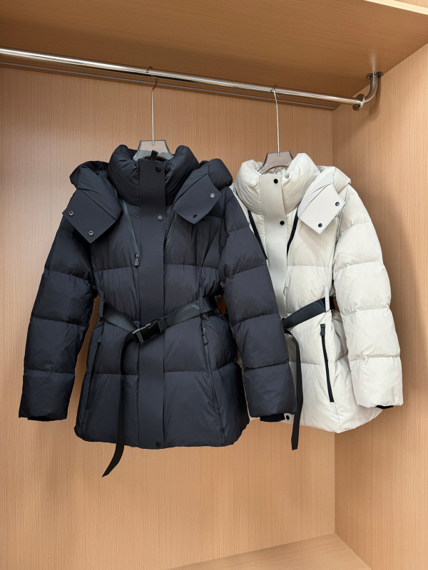 Geacă de puf cu talie strânsă și glugă, lungime medie, material nylon, umplutură din puf de gâscă alb, 86–90% conținut, 101–200 g umplere.