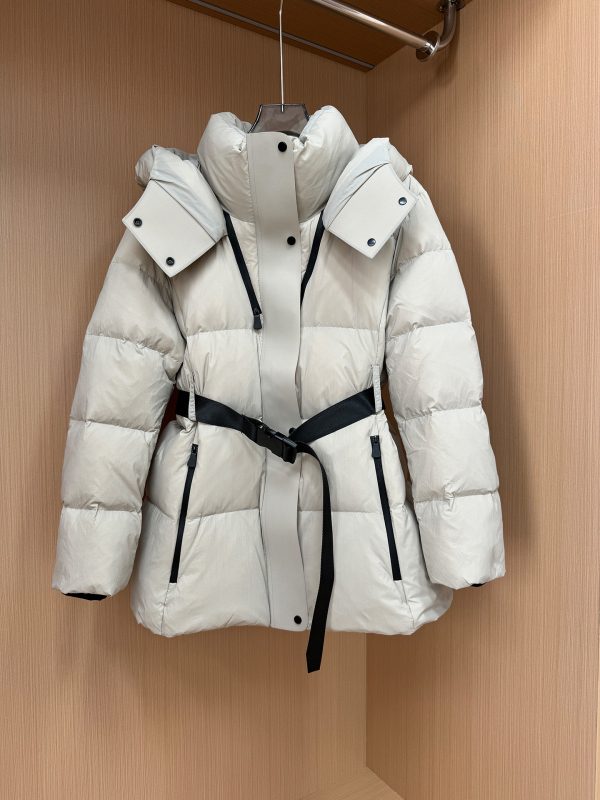 Geacă de puf cu talie strânsă și glugă, lungime medie, material nylon, umplutură din puf de gâscă alb, 86–90% conținut, 101–200 g umplere.