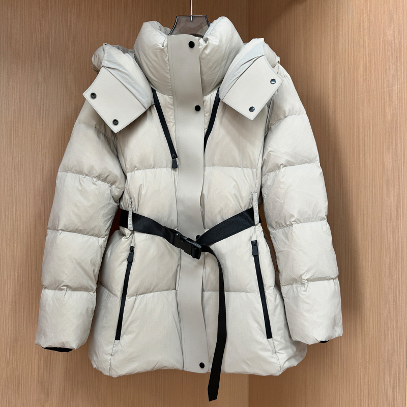 Geacă de puf cu talie strânsă și glugă, lungime medie, material nylon, umplutură din puf de gâscă alb, 86–90% conținut, 101–200 g umplere.