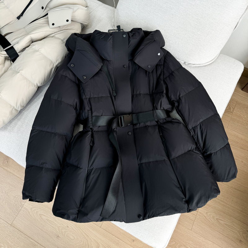 Geacă de puf cu talie strânsă și glugă, lungime medie, material nylon, umplutură din puf de gâscă alb, 86–90% conținut, 101–200 g umplere.