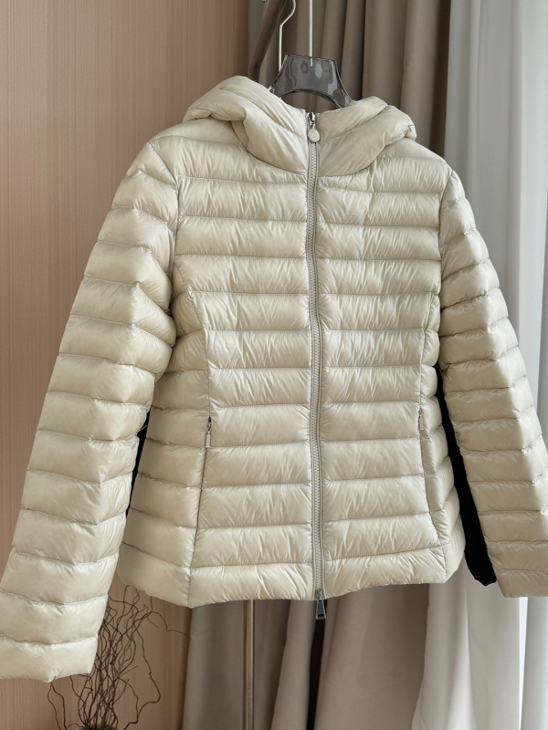 M Brand jachetă ușoară pentru femei, cu glugă, croială slim, umplutură din puf alb de rață 86–90%, material nylon, iarnă 2025