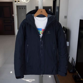Geacă cu exterior dur (hard-shell) cu puf de gâscă, 66–70% conținut, izolație groasă, glugă, fermoar, țesătură chenille cu elastan, lungime medie