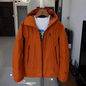 Geacă cu exterior dur (hard-shell) cu puf de gâscă, 66–70% conținut, izolație groasă, glugă, fermoar, țesătură chenille cu elastan, lungime medie