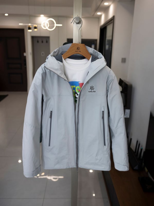 Geacă cu exterior dur (hard-shell) cu puf de gâscă, 66–70% conținut, izolație groasă, glugă, fermoar, țesătură chenille cu elastan, lungime medie