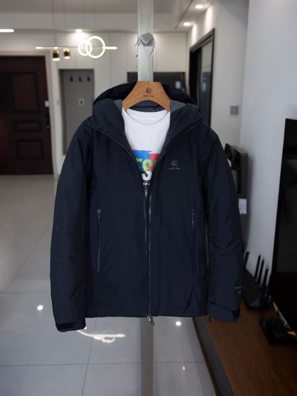Geacă cu exterior dur (hard-shell) cu puf de gâscă, 66–70% conținut, izolație groasă, glugă, fermoar, țesătură chenille cu elastan, lungime medie