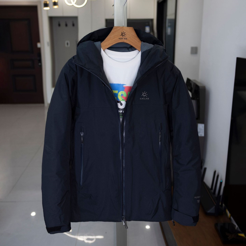 Geacă cu exterior dur (hard-shell) cu puf de gâscă, 66–70% conținut, izolație groasă, glugă, fermoar, țesătură chenille cu elastan, lungime medie