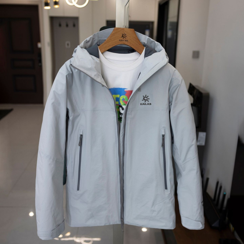 Geacă cu exterior dur (hard-shell) cu puf de gâscă, 66–70% conținut, izolație groasă, glugă, fermoar, țesătură chenille cu elastan, lungime medie