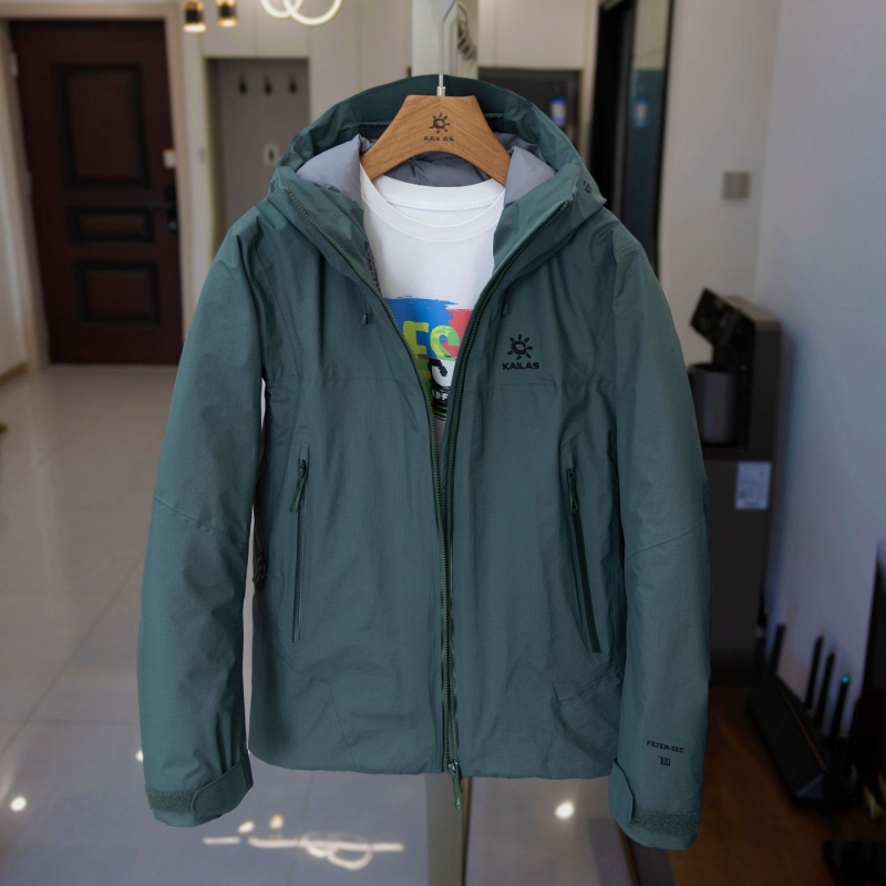 Geacă cu exterior dur (hard-shell) cu puf de gâscă, 66–70% conținut, izolație groasă, glugă, fermoar, țesătură chenille cu elastan, lungime medie