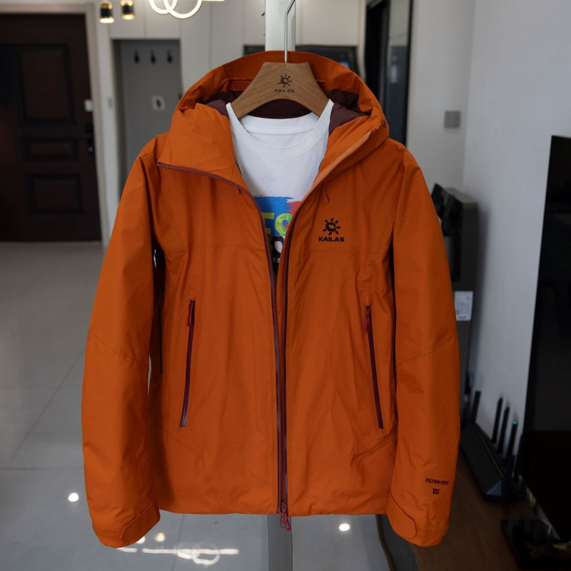 Geacă cu exterior dur (hard-shell) cu puf de gâscă, 66–70% conținut, izolație groasă, glugă, fermoar, țesătură chenille cu elastan, lungime medie