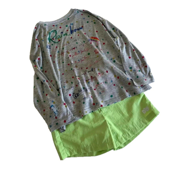 Tricou pentru copii cu protecție UV, mâneci lungi, guler rotund, model cu buline, amestec Tencel-poliester (60% poliester).