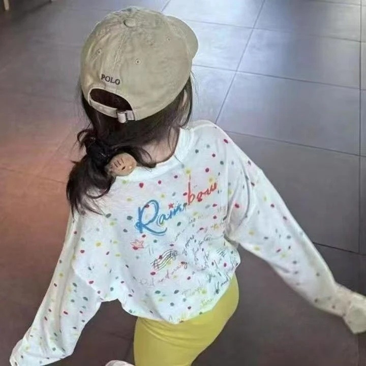 Tricou pentru copii cu protecție UV, mâneci lungi, guler rotund, model cu buline, amestec Tencel-poliester (60% poliester).