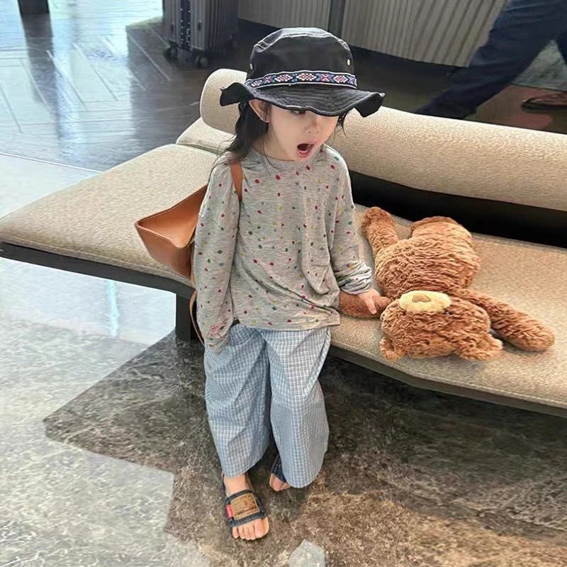 Tricou pentru copii cu protecție UV, mâneci lungi, guler rotund, model cu buline, amestec Tencel-poliester (60% poliester).