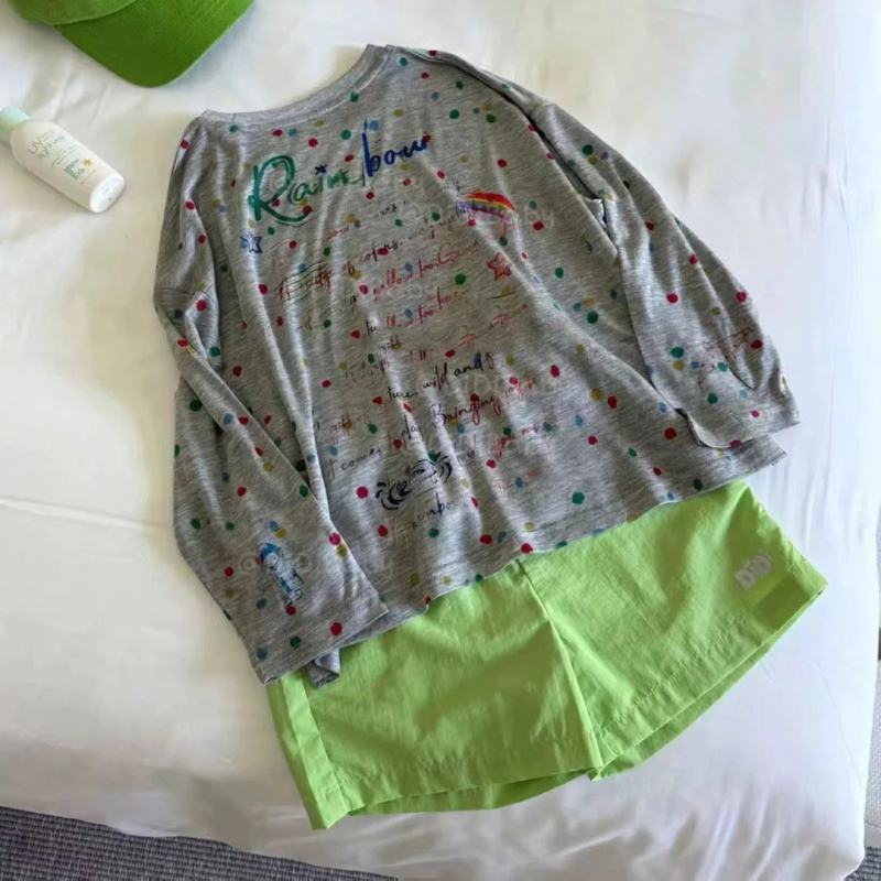 Tricou pentru copii cu protecție UV, mâneci lungi, guler rotund, model cu buline, amestec Tencel-poliester (60% poliester).
