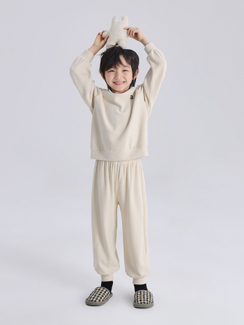 Dječji dvodijelni loungewear set: kapuljača s dugim rukavima i zatvaračem, kratke hlače, materijal od regenerirane celuloze, proljeće–jesen.