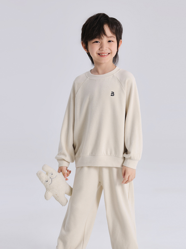 Dječji dvodijelni loungewear set: kapuljača s dugim rukavima i zatvaračem, kratke hlače, materijal od regenerirane celuloze, proljeće–jesen.