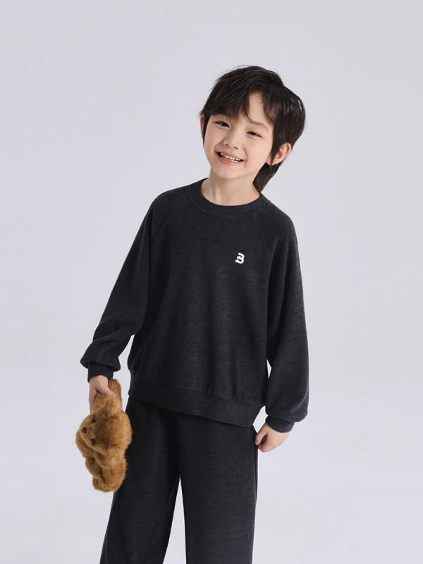 Dječji dvodijelni loungewear set: kapuljača s dugim rukavima i zatvaračem, kratke hlače, materijal od regenerirane celuloze, proljeće–jesen.