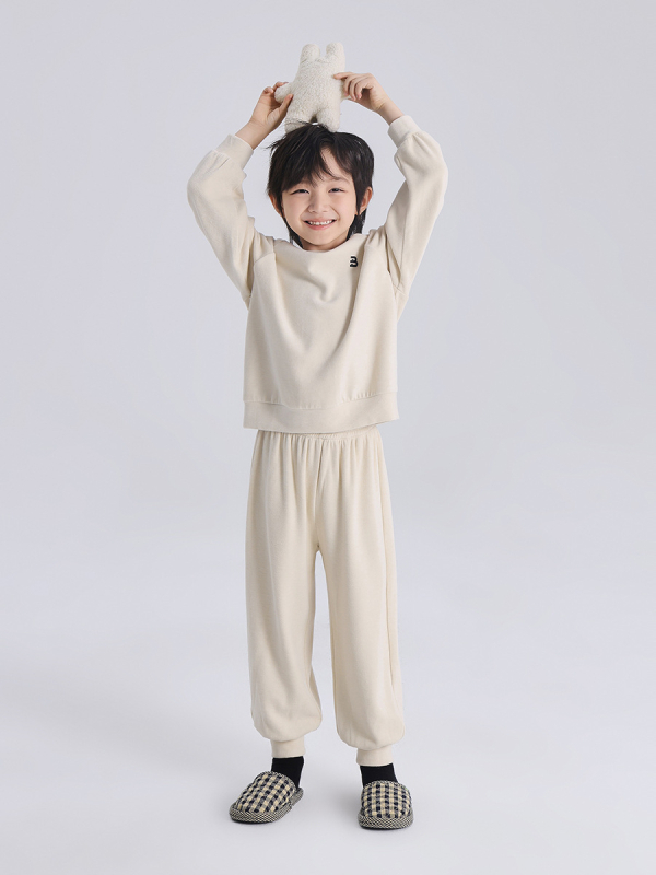Dječji dvodijelni loungewear set: kapuljača s dugim rukavima i zatvaračem, kratke hlače, materijal od regenerirane celuloze, proljeće–jesen.
