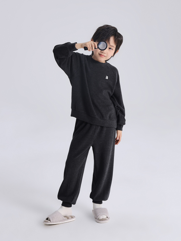 Dječji dvodijelni loungewear set: kapuljača s dugim rukavima i zatvaračem, kratke hlače, materijal od regenerirane celuloze, proljeće–jesen.