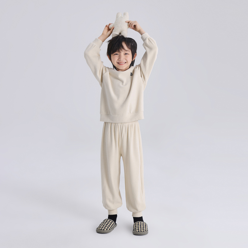 Dječji dvodijelni loungewear set: kapuljača s dugim rukavima i zatvaračem, kratke hlače, materijal od regenerirane celuloze, proljeće–jesen.