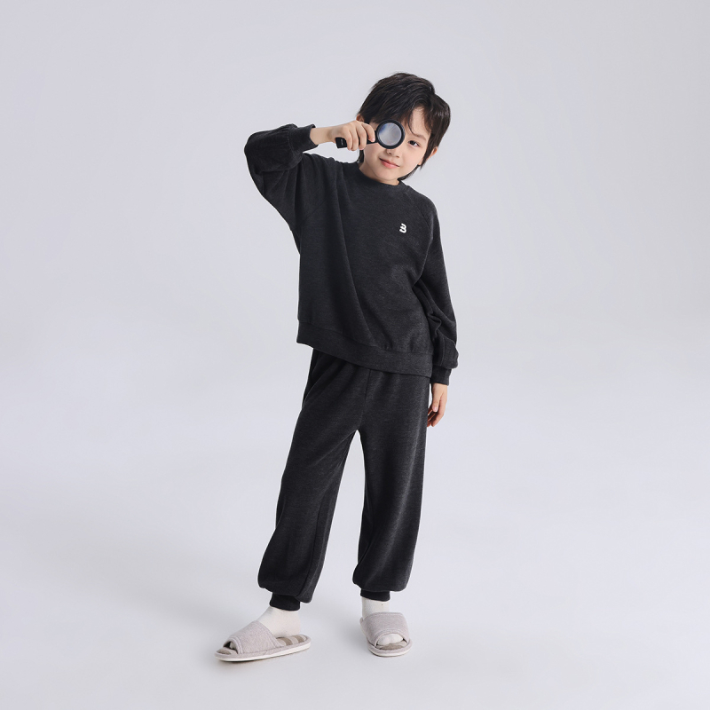 Dječji dvodijelni loungewear set: kapuljača s dugim rukavima i zatvaračem, kratke hlače, materijal od regenerirane celuloze, proljeće–jesen.