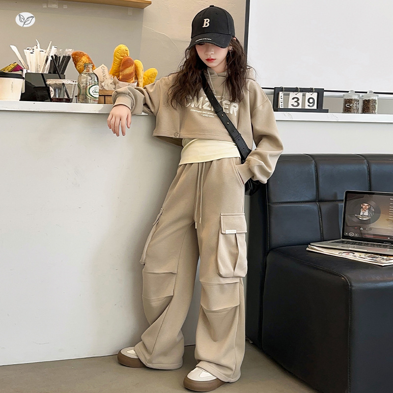 Dječji trodijelni komplet za djevojčice: hoodie s kapuljačom i cargo hlače visokog struka s graffiti natpisom slovima; materijal 70% poliester, 30% pamuk; pogodno za proljeće i jesen, uzrast 8+