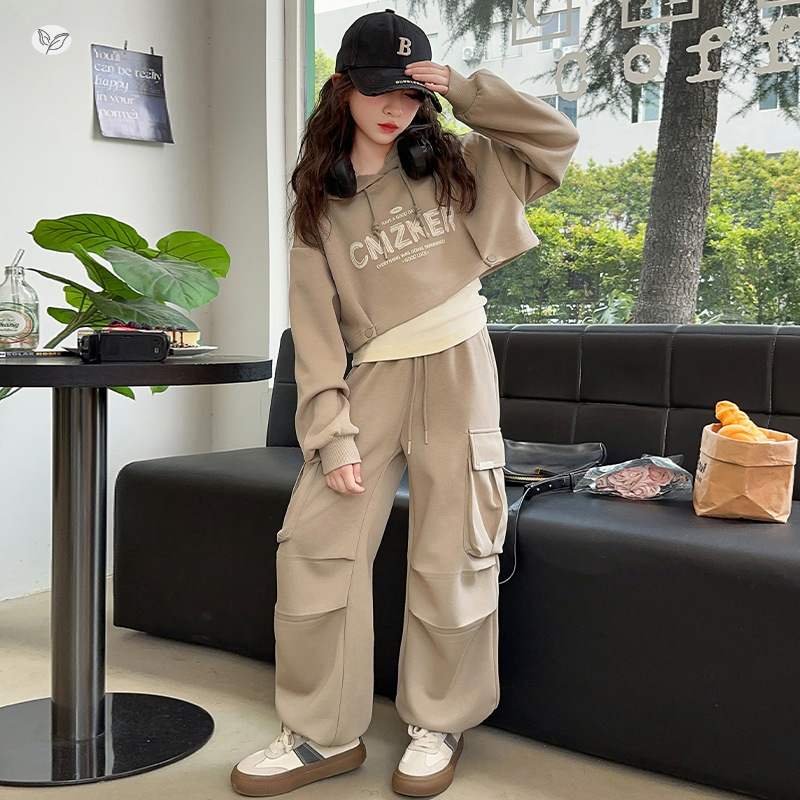 Dječji trodijelni komplet za djevojčice: hoodie s kapuljačom i cargo hlače visokog struka s graffiti natpisom slovima; materijal 70% poliester, 30% pamuk; pogodno za proljeće i jesen, uzrast 8+