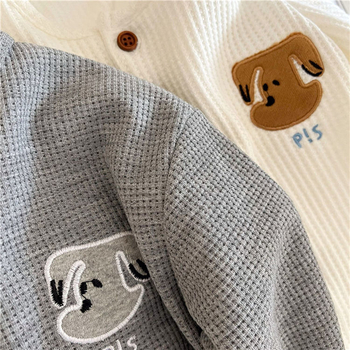 Tricou pentru copii cu mânecă lungă, guler rotund, din material tip waffles, broderie cu personaje, 70% poliester, potrivit pentru vârstele 1-8 ani, primăvară și toamnă.