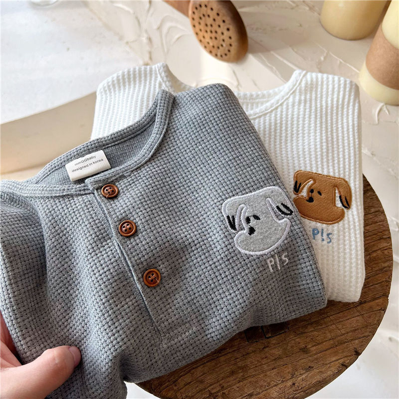 Tricou pentru copii cu mânecă lungă, guler rotund, din material tip waffles, broderie cu personaje, 70% poliester, potrivit pentru vârstele 1-8 ani, primăvară și toamnă.