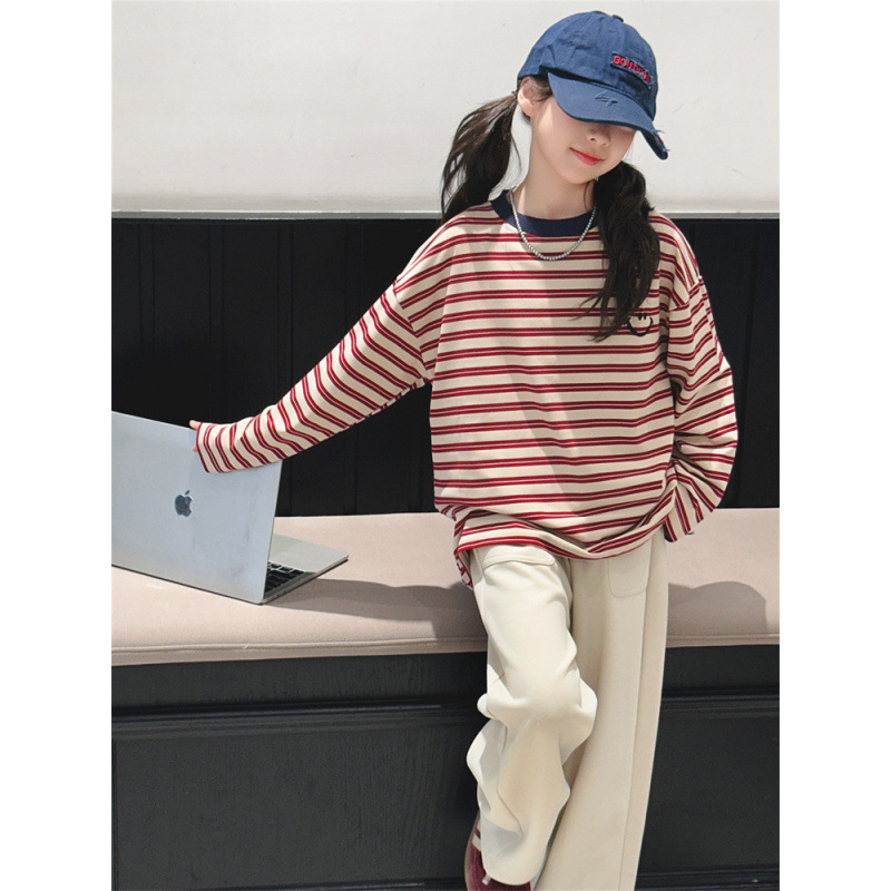 Dječji dvodijelni set za djevojčice: majica s dugim rukavima s prugastim uzorkom i šivanom osmijehom te široke hlače; mješavina pamuka 75% pamuk, mekan dodir