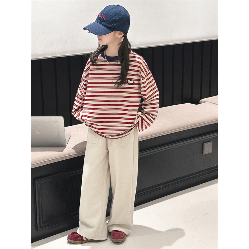 Dječji dvodijelni set za djevojčice: majica s dugim rukavima s prugastim uzorkom i šivanom osmijehom te široke hlače; mješavina pamuka 75% pamuk, mekan dodir