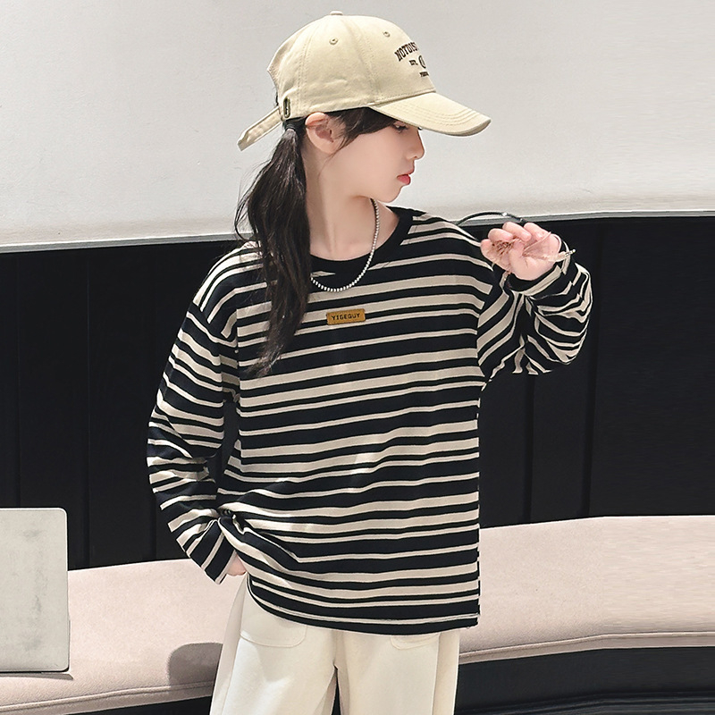 Dječji dvodijelni set za djevojčice: majica s dugim rukavima s prugastim uzorkom i šivanom osmijehom te široke hlače; mješavina pamuka 75% pamuk, mekan dodir