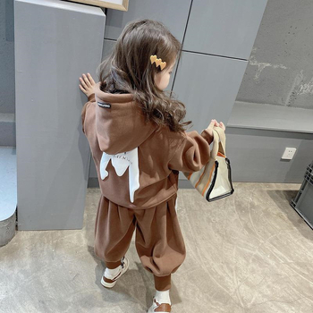 Két részes gyerek téli készlet: kapucni nélküli pulóver és nadrág, fleece bélés; 95% poliészter; mesefigurás mintázat; 3–8 éveseknek; téli, tavaszi, őszi szezonokra