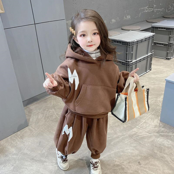 Két részes gyerek téli készlet: kapucni nélküli pulóver és nadrág, fleece bélés; 95% poliészter; mesefigurás mintázat; 3–8 éveseknek; téli, tavaszi, őszi szezonokra