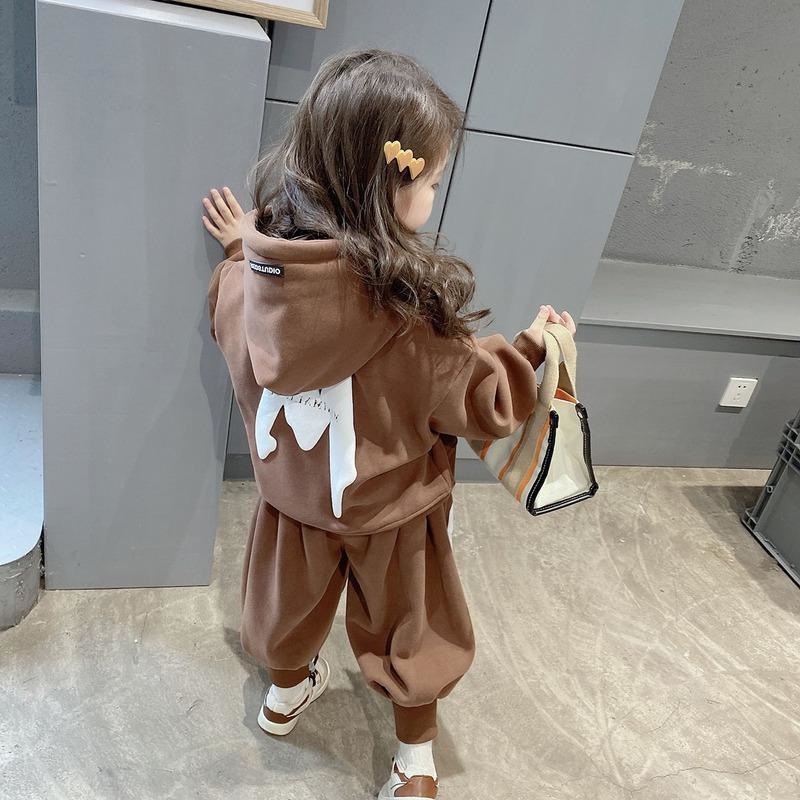 Két részes gyerek téli készlet: kapucni nélküli pulóver és nadrág, fleece bélés; 95% poliészter; mesefigurás mintázat; 3–8 éveseknek; téli, tavaszi, őszi szezonokra