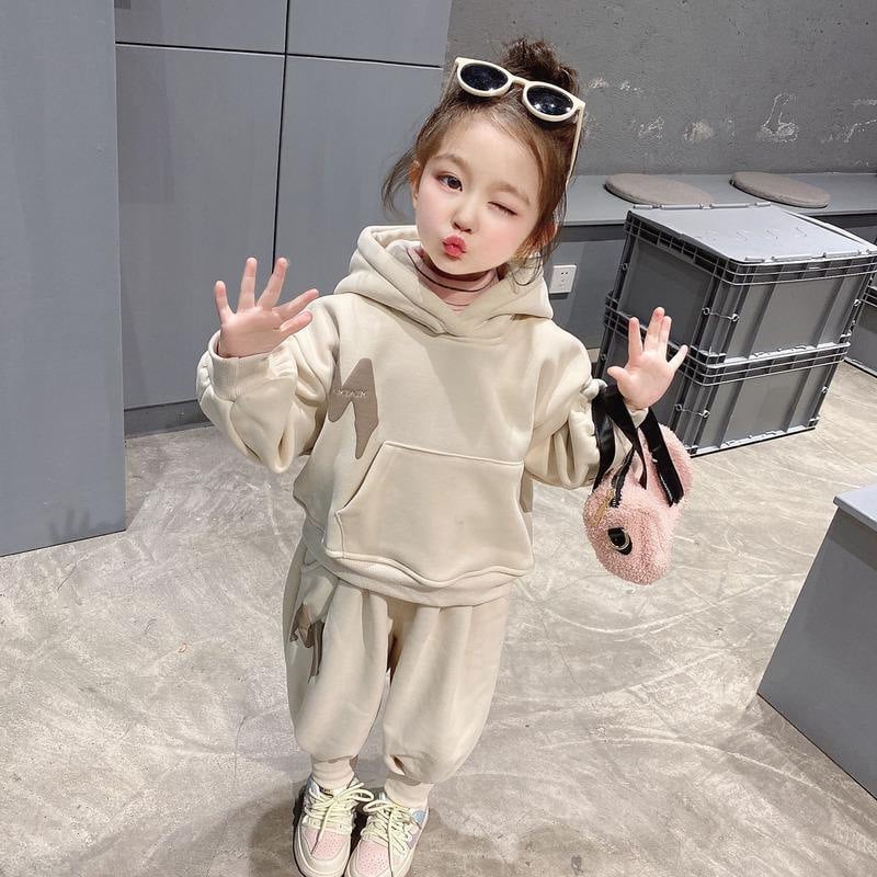 Két részes gyerek téli készlet: kapucni nélküli pulóver és nadrág, fleece bélés; 95% poliészter; mesefigurás mintázat; 3–8 éveseknek; téli, tavaszi, őszi szezonokra