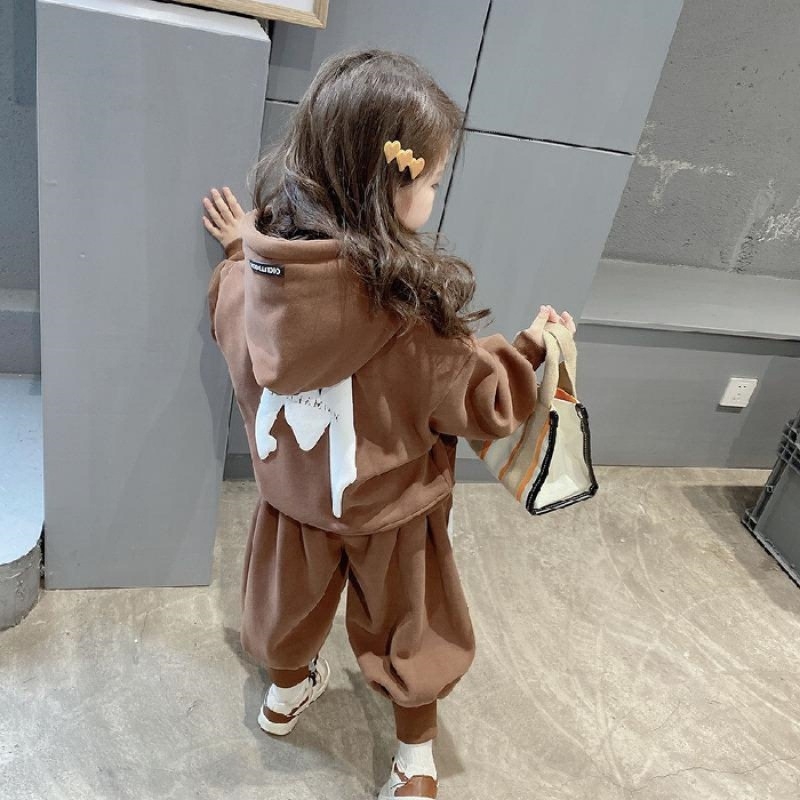 Két részes gyerek téli készlet: kapucni nélküli pulóver és nadrág, fleece bélés; 95% poliészter; mesefigurás mintázat; 3–8 éveseknek; téli, tavaszi, őszi szezonokra