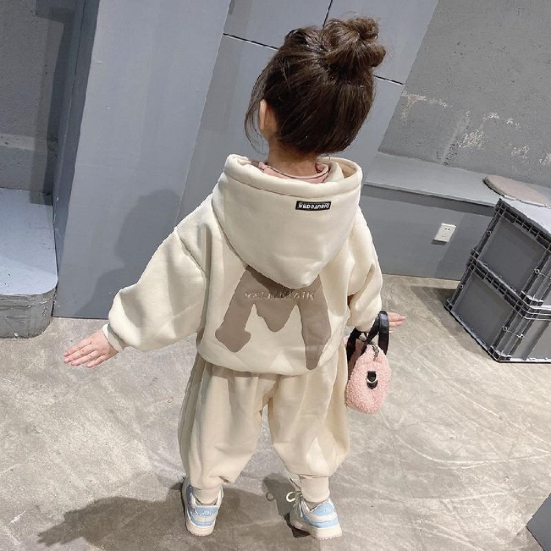 Két részes gyerek téli készlet: kapucni nélküli pulóver és nadrág, fleece bélés; 95% poliészter; mesefigurás mintázat; 3–8 éveseknek; téli, tavaszi, őszi szezonokra