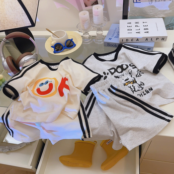 Unisex dječji dvodjelni sportski set od piqué pamuka s bočnim prugama, gornji dio s kratkim rukavima i šorcevi, mekan materijal koji odvodi vlagu, uzorak životinja/crtež