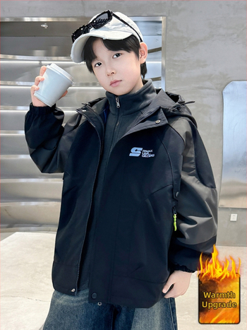 Három az egyben levehető fleece béléses fiúkabát, 2025 őszi-téli szezon, két részes készlet, kapucnival, vízálló 5000 mm / lélegző 5000 mm, 100% poliészter, 7–12 év