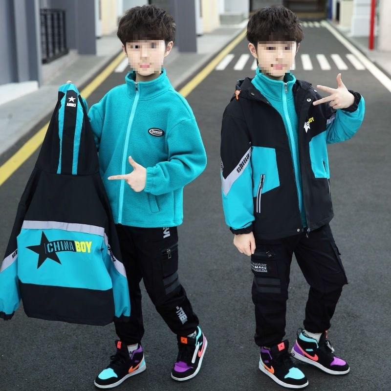 Zēnu jaka - rudens-ziemas sezonai, bieza flīses oderē, noņemama, pret vēju, vecākiem bērniem