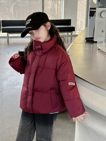 Meitenēm paredzēta ziemas pūkaina jaka, īss griezums, korejiešu stilā, 50% pūka pildījums, rāvējslēdzējs