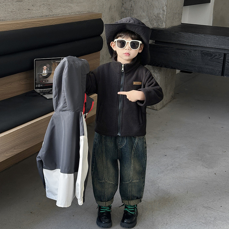 Zēnu jaka — divdaļīgs komplekts ar kapuci, noņemama iekšējā oderde, mitrumu vadīšana, 100% poliesters