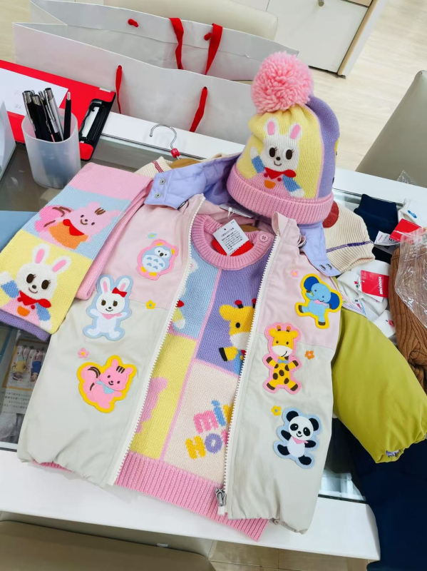 Bērnu ziemas jaka ar dzīvnieku motīvu un izšuvumu, 91–94% balta pīļu pūka, universāla, rāvējslēdzējs, noņemama kapuce, 3–8 gadi